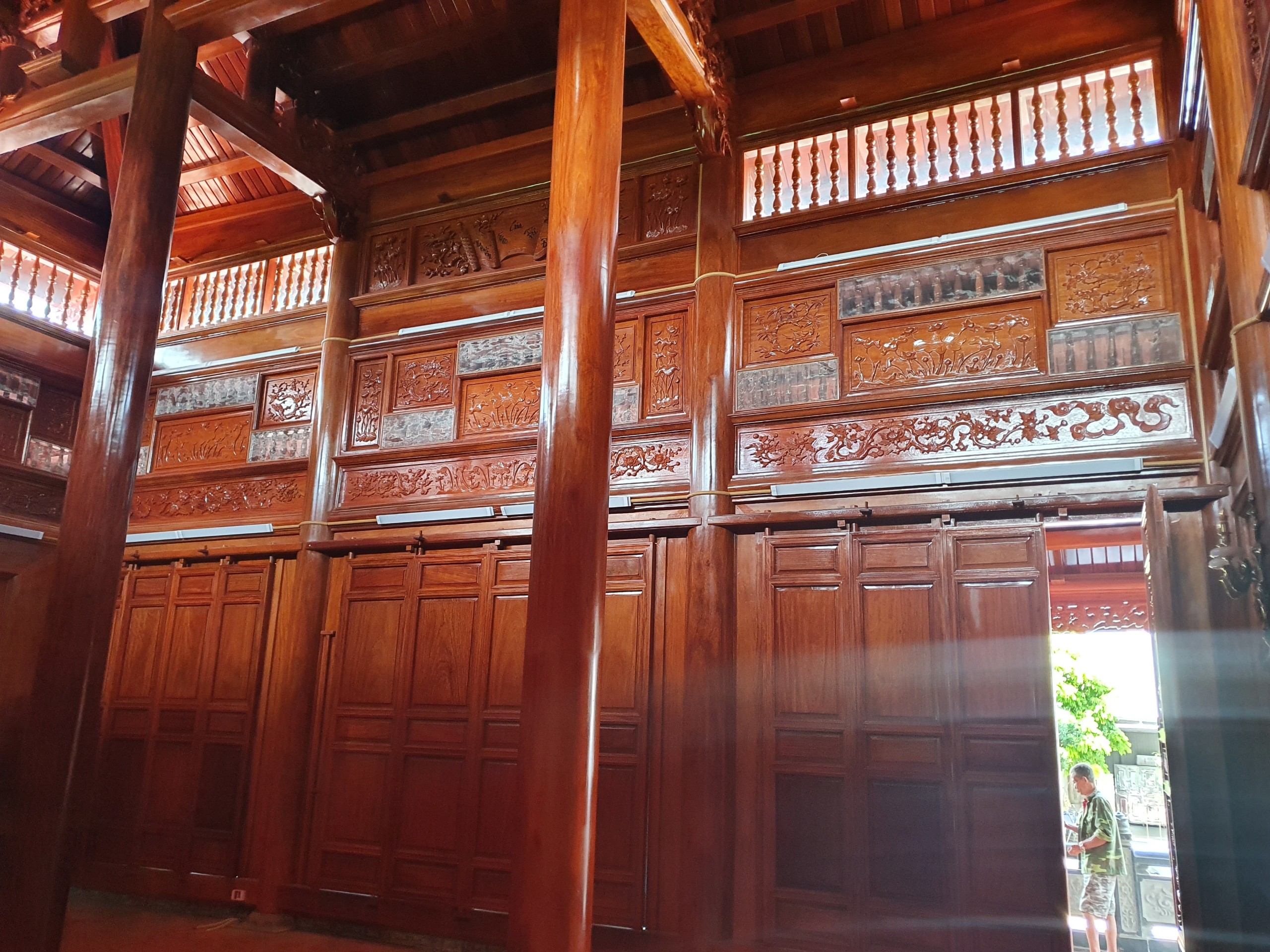 tu-duong-tai-hai-duong-nha-go (1).jpg