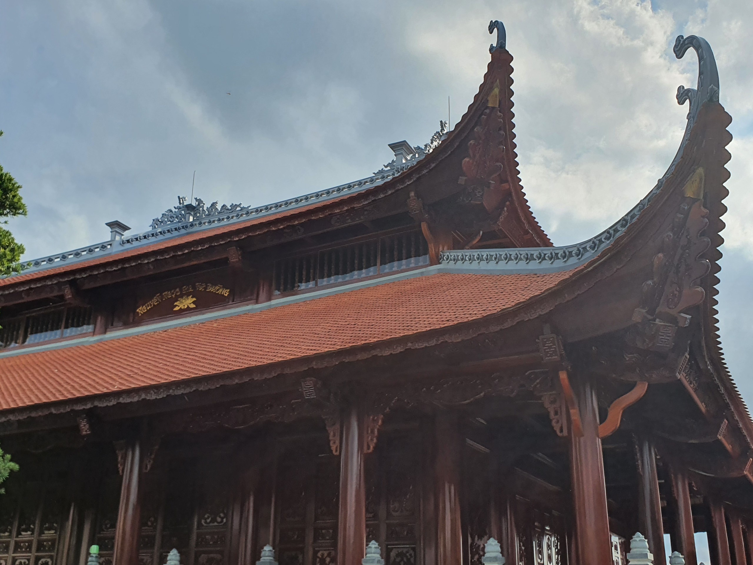 tu-duong-tai-hai-duong-nha-go (1).jpg