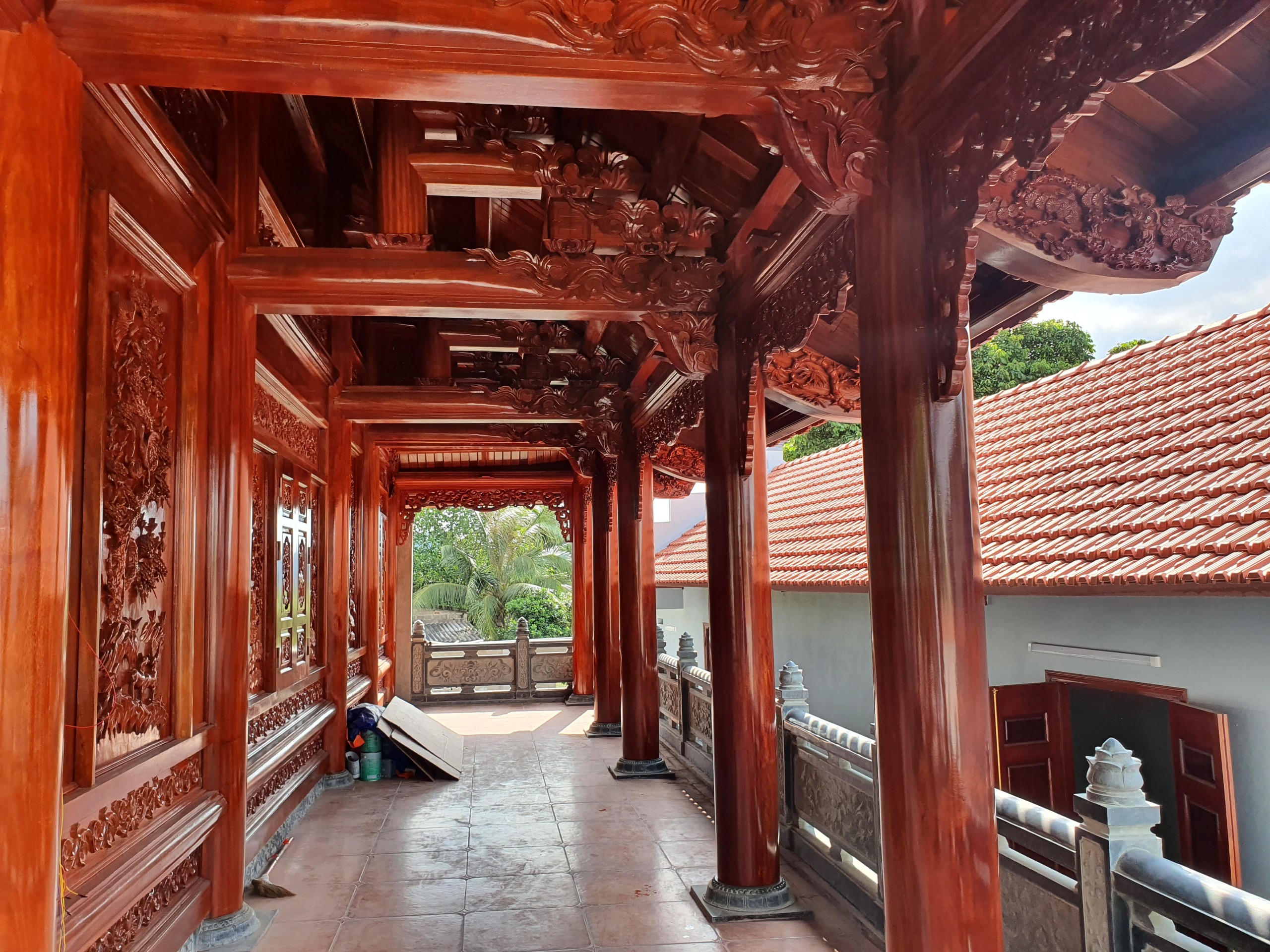 tu-duong-tai-hai-duong-nha-go (1).jpg