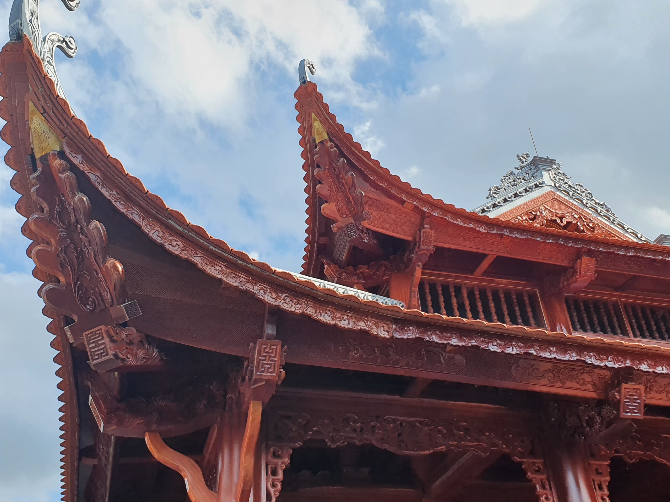 tu-duong-tai-hai-duong-nha-go (1).jpg