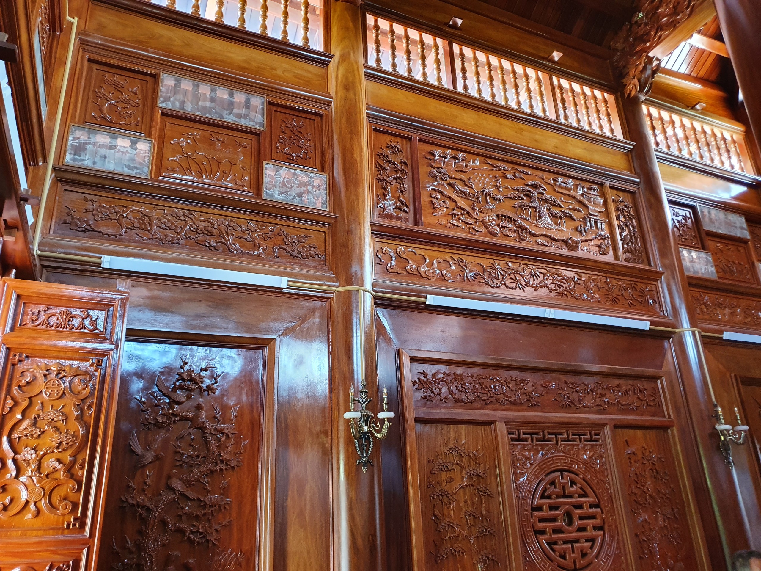 tu-duong-tai-hai-duong-nha-go (1).jpg