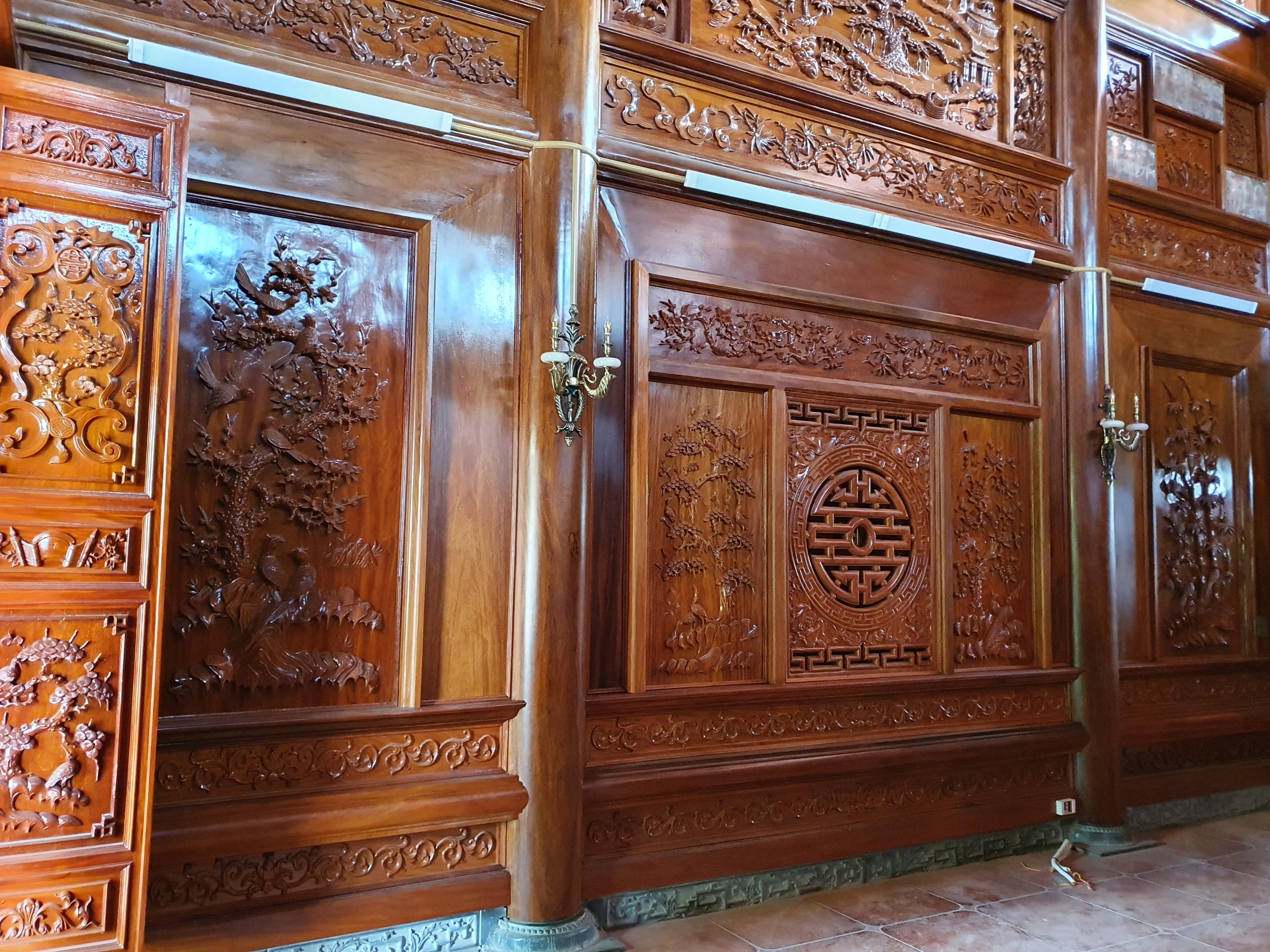 tu-duong-tai-hai-duong-nha-go (1).jpg