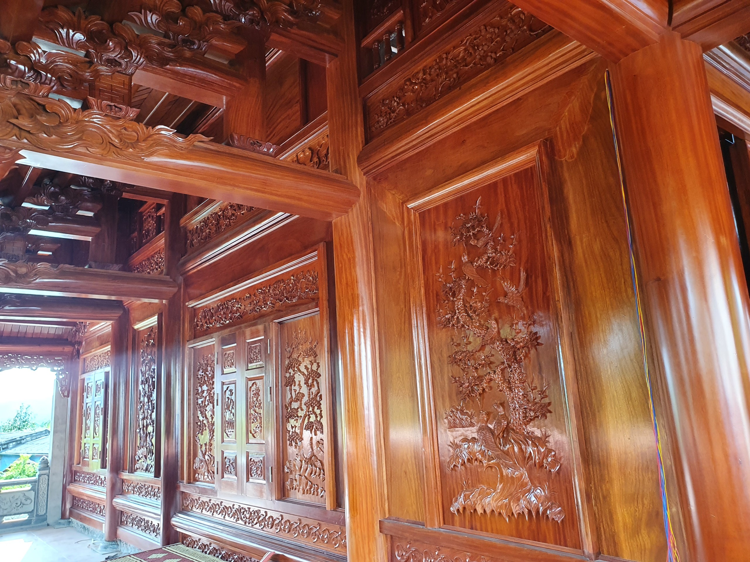 tu-duong-tai-hai-duong-nha-go (1).jpg