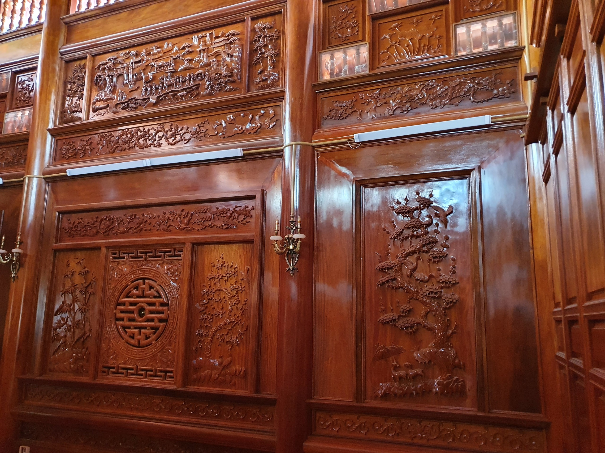 tu-duong-tai-hai-duong-nha-go (1).jpg