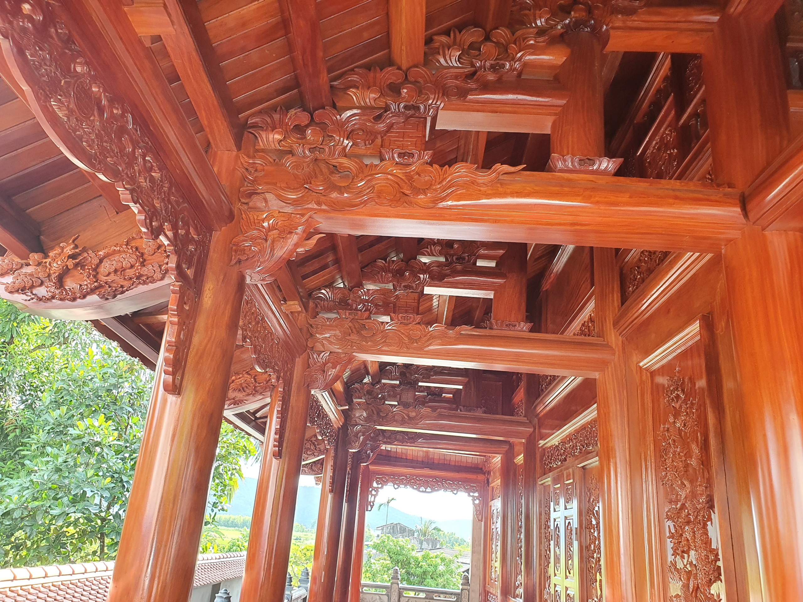 tu-duong-tai-hai-duong-nha-go (1).jpg