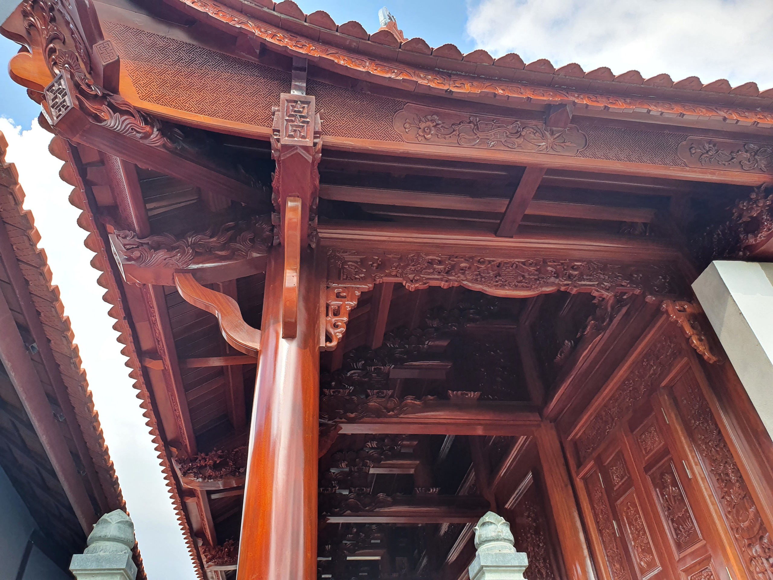 tu-duong-tai-hai-duong-nha-go (1).jpg