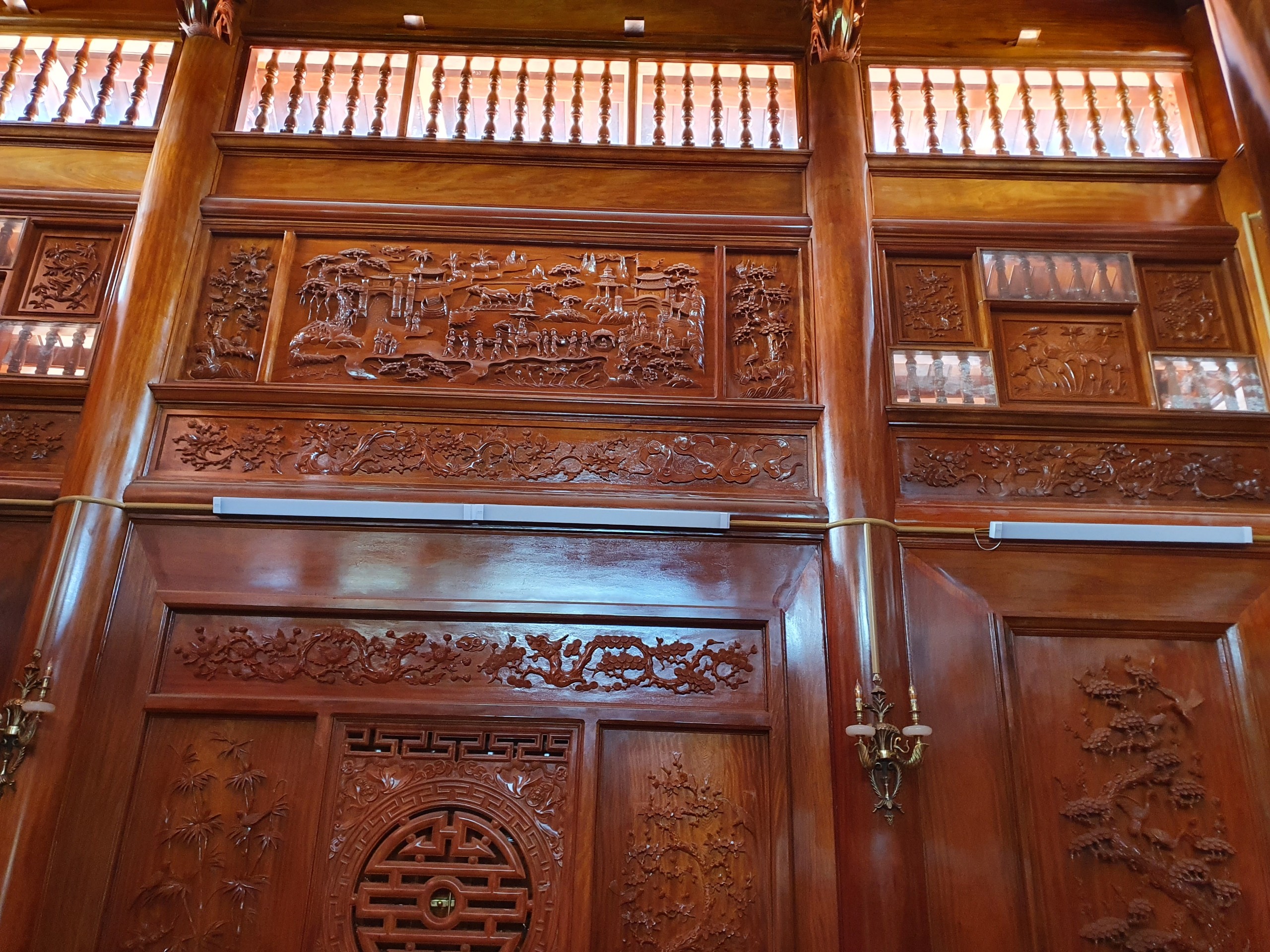 tu-duong-tai-hai-duong-nha-go (1).jpg